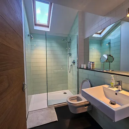 Stylish 2-bedroom End-terrace With Private Parking Edinburgh