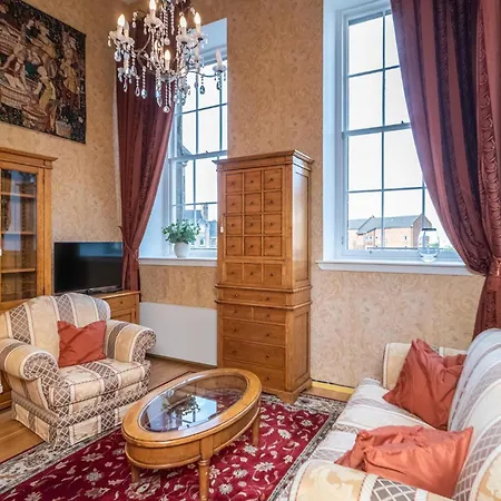 Charming 2-bedroom Flat In The Heart Of - Pass The Keys