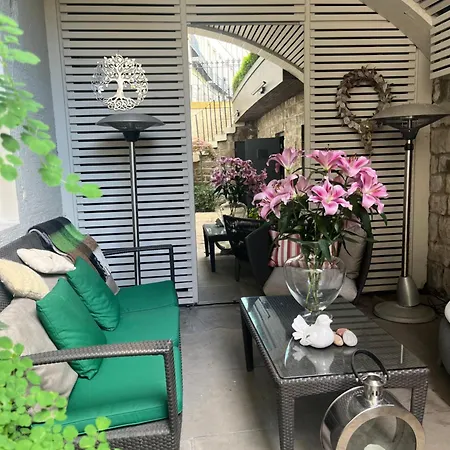 Architect Designed Stylish In The West End Of Apartmán