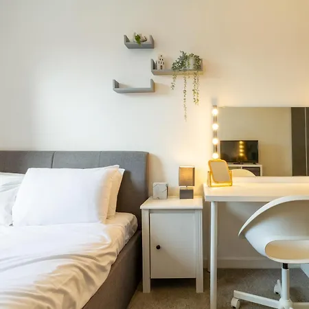 Lovely 2bdr Located Near Centre