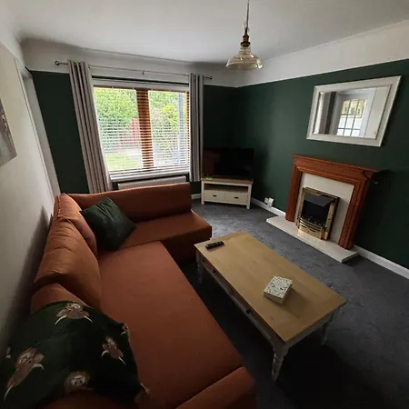 Two Bedroom Flat - Private Garden - Two Car Parking Appartement *