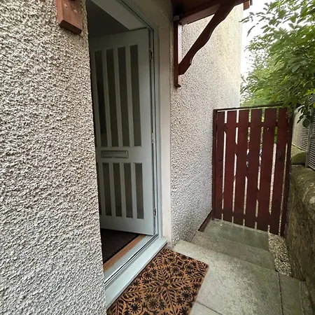 Two Bedroom Flat - Private Garden - Two Car Parking