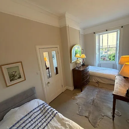 Newly Refreshed Garden Flat In Stockbridge *