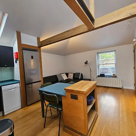 Appartement Stylish 2-bedroom End-terrace With Private Parking *