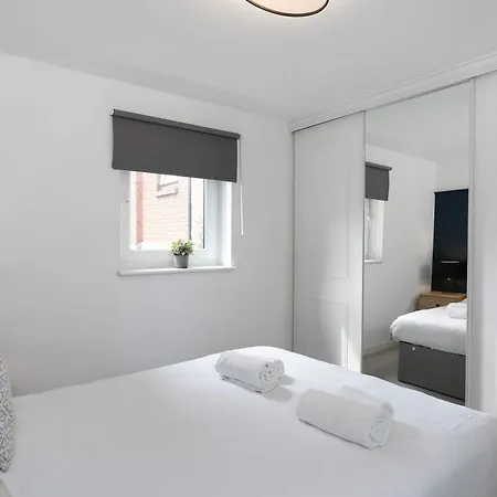 Family-friendly Near Centre Sleeps 5 Daire