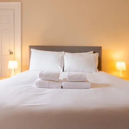 Incredibly Located 3bdr Flat In Appartement *
