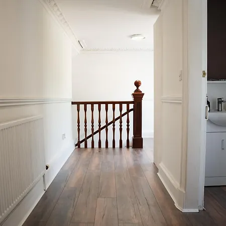 Two 3-bedroom Near Airport Newbridge Daire *
