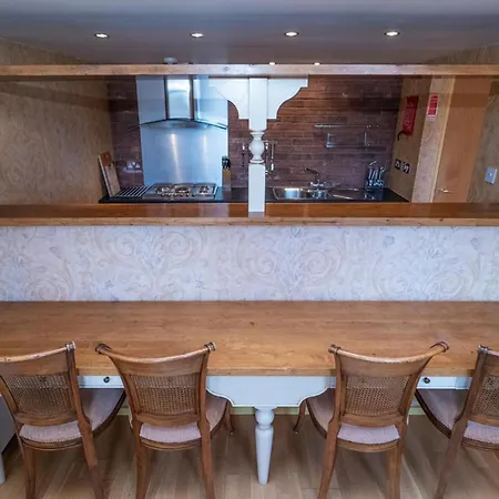 Charming 2-bedroom Flat In The Heart Of - Pass The Keys Apartman