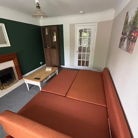 Two Bedroom Flat - Private Garden - Two Car Parking * Edinburgh