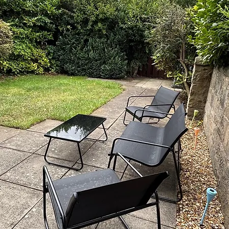 Two Bedroom Flat - Private Garden - Two Car Parking