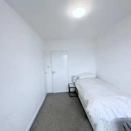 Bright & Spacious 3 Bedroom Flat In *