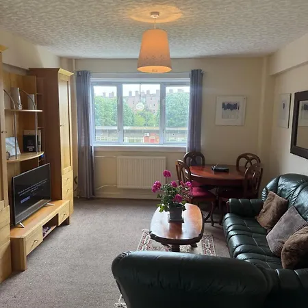 Bright & Spacious 3 Bedroom Flat In Appartement *