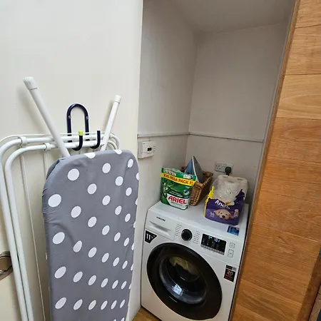 Stylish 2-bedroom End-terrace With Private Parking