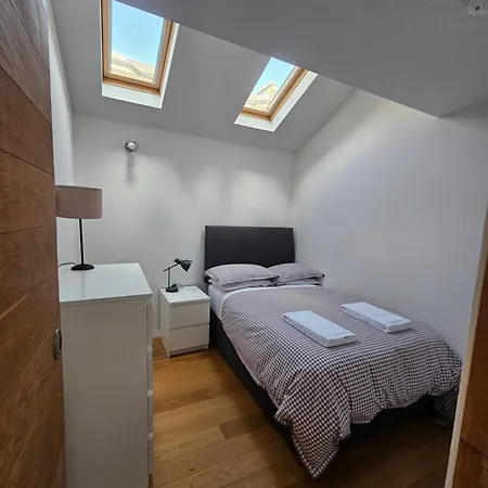 アパート Stylish 2-bedroom End-terrace With Private Parking
