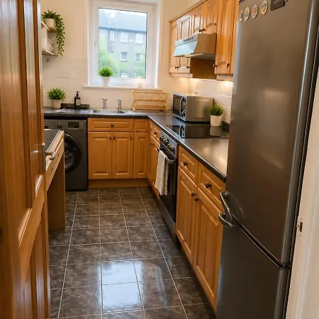 Bright And Spacious 2 Bedroom Flat Sleeps 5 *