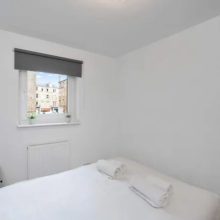Family-friendly Near Centre Sleeps 5 *