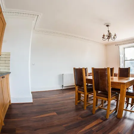 Daire Two 3-bedroom Near Airport Newbridge *
