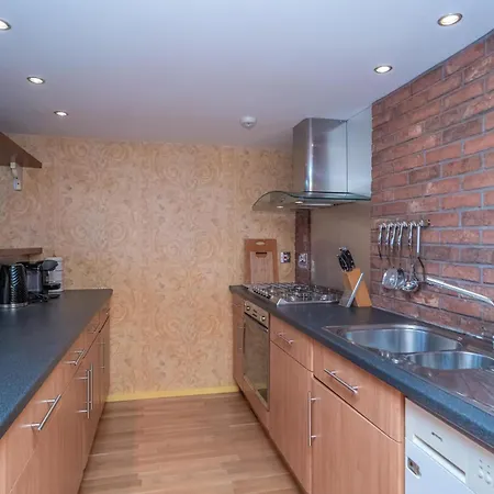 Charming 2-bedroom Flat In The Heart Of - Pass The Keys