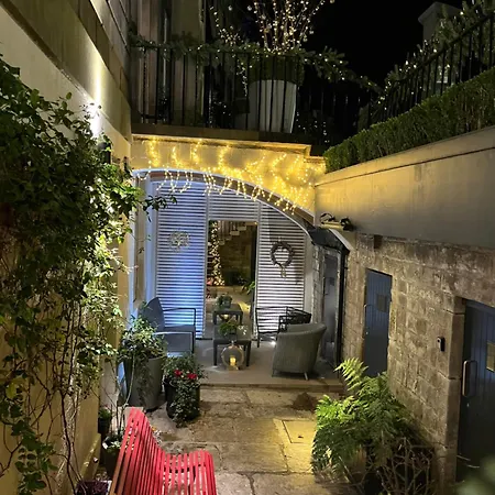 Architect Designed Stylish In The West End Of