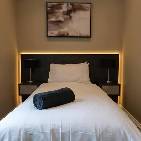 Sophisticated Urban Living Sleek 4-bedroom エディンバラ