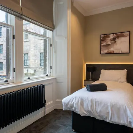 Sophisticated Urban Living Sleek 4-bedroom Appartement *