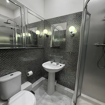 Newly Refreshed Garden Flat In Stockbridge
