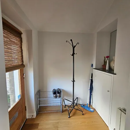 Stylish 2-bedroom End-terrace With Private Parking エディンバラ