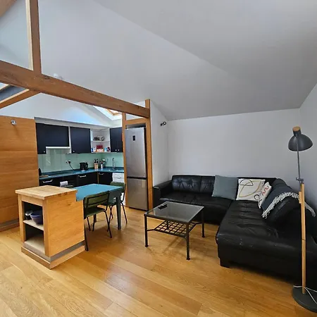 Stylish 2-bedroom End-terrace With Private Parking