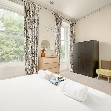 Eyre Crescent 3 Bedroom - New Town, *