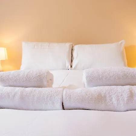 Incredibly Located 3bdr Flat In Appartement *