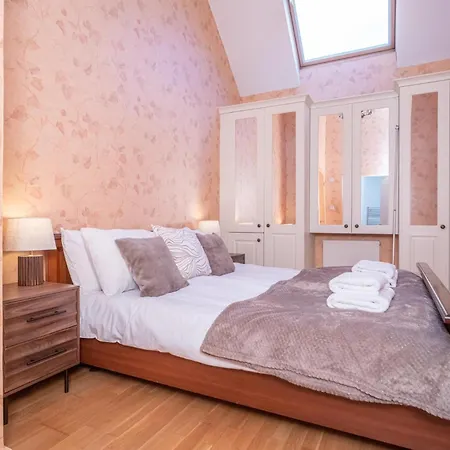 Charming 2-bedroom Flat In The Heart Of - Pass The Keys Appartement