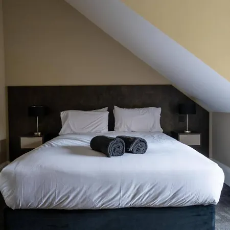 Sophisticated Urban Living Sleek 4-bedroom Edinburgh