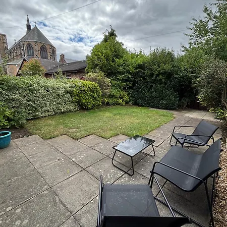 Two Bedroom Flat - Private Garden - Two Car Parking