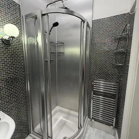 Newly Refreshed Garden Flat In Stockbridge Edinburgh