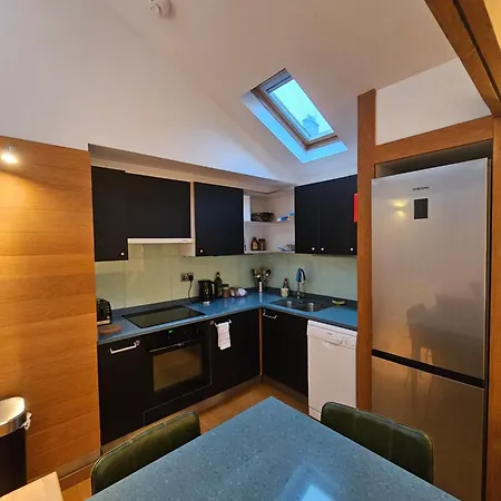 Stylish 2-bedroom End-terrace With Private Parking アパート