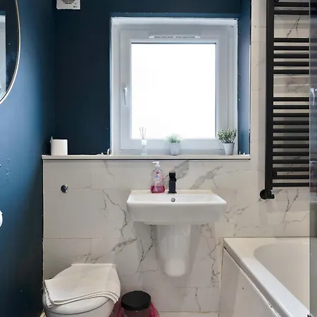 Family-friendly Near Centre Sleeps 5