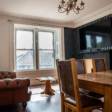 Two 3-bedroom Near Airport Newbridge Daire *