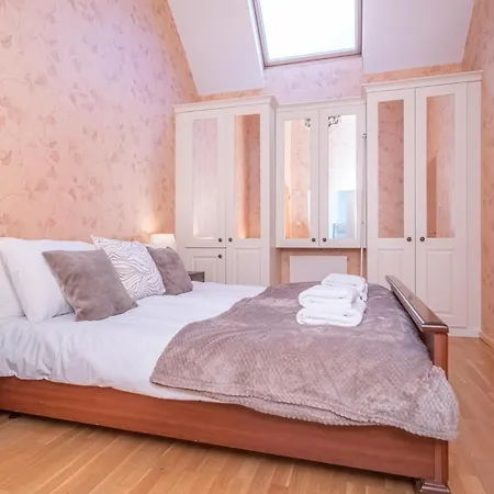 Charming 2-bedroom Flat In The Heart Of - Pass The Keys
