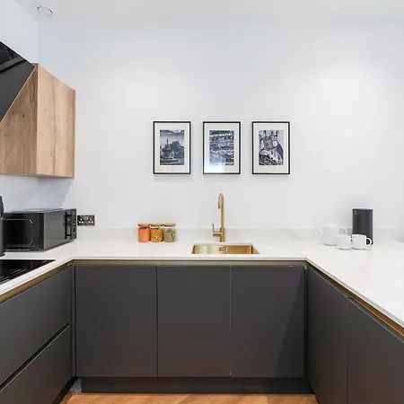 Stylish City-centre Two-bedroom * Edinburgh