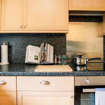 Homely 3 Bed With Private Parking Off Leith Walk *