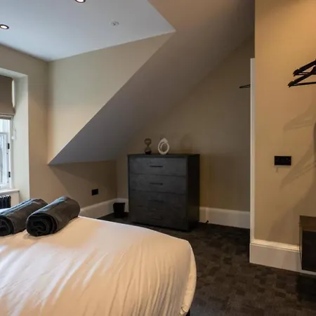 Sophisticated Urban Living Sleek 4-bedroom *