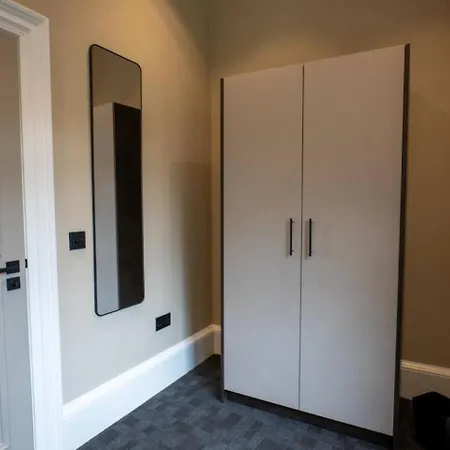 Sophisticated Urban Living Sleek 4-bedroom Appartement