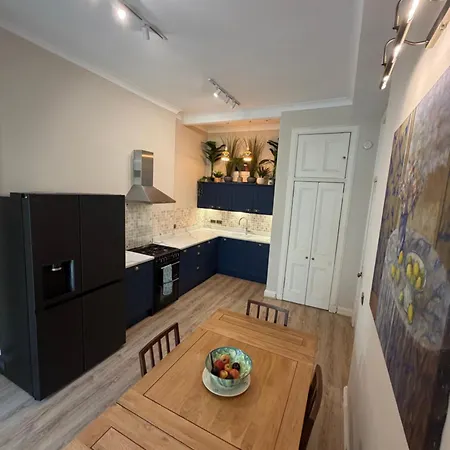 Newly Refreshed Garden Flat In Stockbridge *