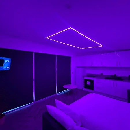 'the Garden Room' Sleeps 2 - Wifi Parking *