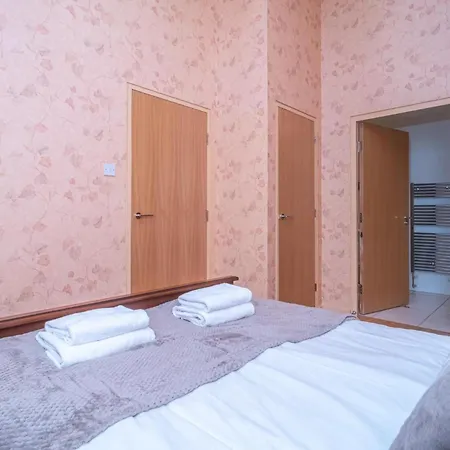 Charming 2-bedroom Flat In The Heart Of - Pass The Keys Appartement