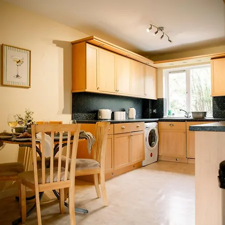 Апартаменты Homely 3 Bed With Private Parking Off Leith Walk Эдинбург