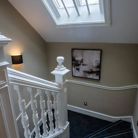 Sophisticated Urban Living Sleek 4-bedroom Appartement