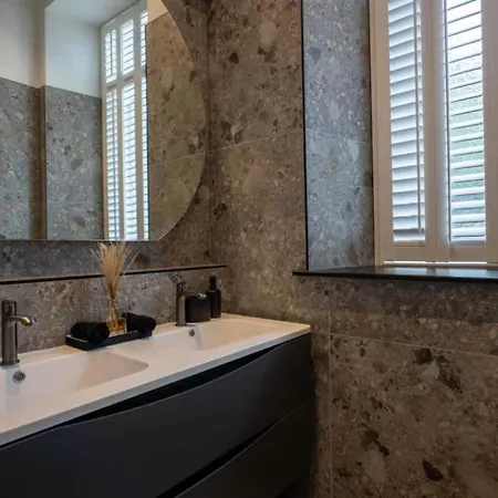 Sophisticated Urban Living Sleek 4-bedroom * Edinburgh