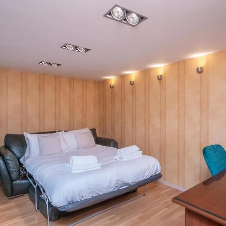 Charming 2-bedroom Flat In The Heart Of - Pass The Keys Appartement