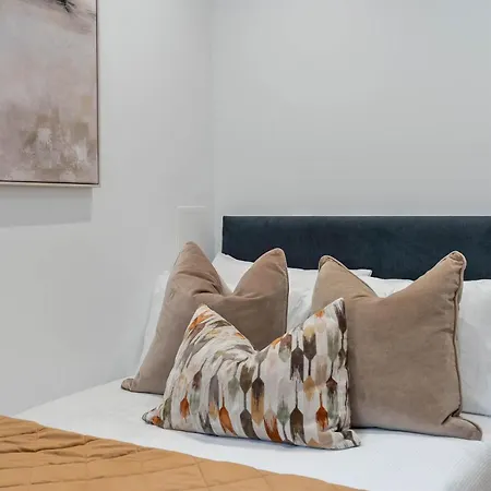 Stylish City-centre Two-bedroom *